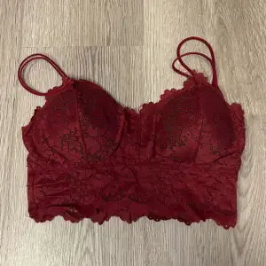 Vinröd/lila bralette som används 2 gånger. ❤️ passar inte i den så säljer vidare! Storlek S! Köp via köp nu!