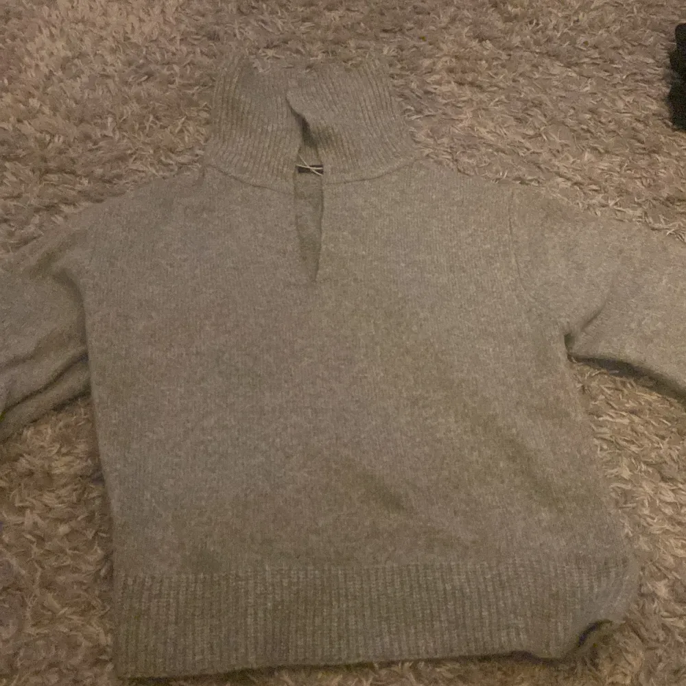 En grå tjock tröja köpt på Gina tricot, använd 1 gång och är i storlek Xs. . Tröjor & Koftor.