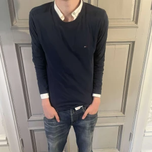 Tommy Hilfiger lång ärmad tröja - Använd 3-4 gånger skick 9/10👍 skit skön passar bra med skjorta. Storlek M😄  skriv för mer bilder