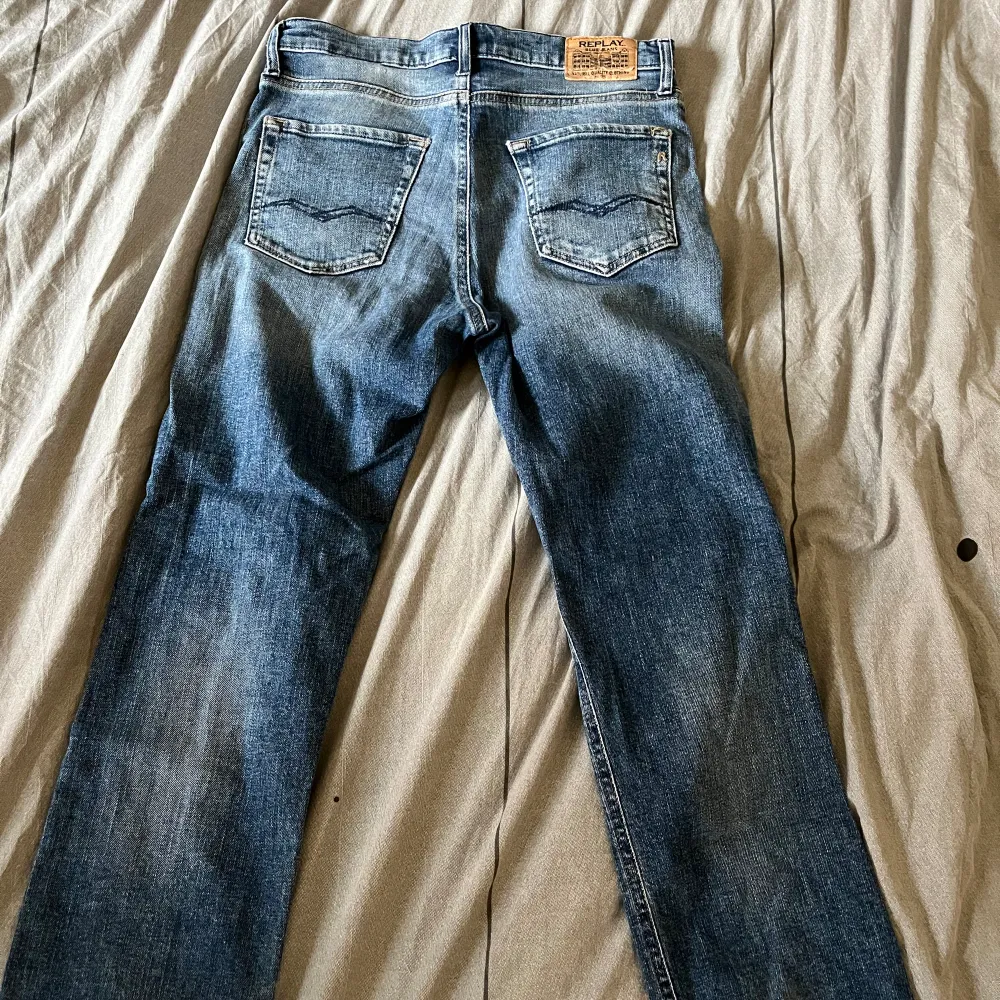 Säljer dessa snygga Replay jeans som har tecken på användning men inget man tänker på, de är lite mer loose där nere. Jag köpte de för 1000, de är för längden 158-165 cm.✌️. Jeans & Byxor.