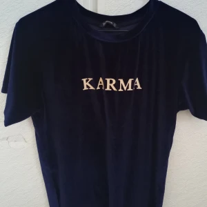 Kortärmad tröja  - Säljer en kortärmad tröja strl M från strandivarius, använd mycket men den är fortfarande i fint skick. Mjuk matrial! Jätte fin färg! Säljer den för 40kr + frakt! 