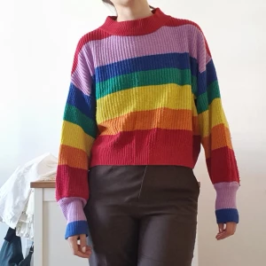 Regnbågströja - Regnbågströja, använd, lite nopprig på ärmarna. 