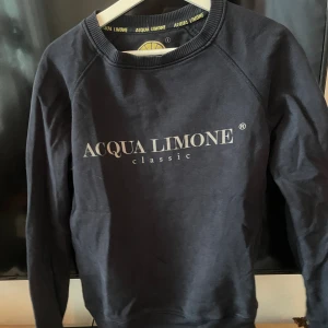 Acqua Limone tröja - Sambon vill bli av med för små grejer. Får jättegärna skicka lägre bud! 🥰