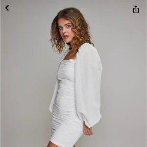 Vit klänning  - Vit klänning från Nelly, helt oanvänd! Tanken va att ha som ”extra” till studenten men använde den aldrig. Superfin till midsommar💘💐🌼skriv privat för egna bilder