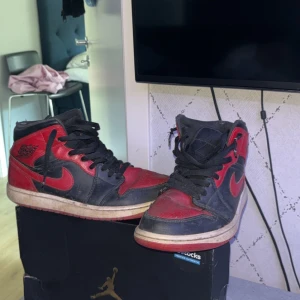 Jordan 1 mid banned 2020 - Använder inte längre men väldigt använda strlk 8.5=42