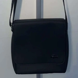 Lacoste väska - En en Lacoste väska i ny skick som säljs eftersom att den inte används 