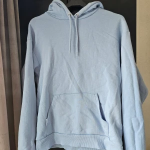 Ljusblå hoodie - Ljusblå hoodie från Monki i XS. Använd ett fåtal gånger och är i gott skick. Bra passform och mycket mysig hoodie. 80% bomull 20% polyester