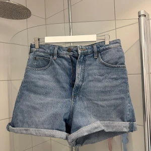 Jeans shorts  - Använda en gång, dem går att vika upp o vika ner. Beroende på hur du vill ha dem💗  Stl W30 