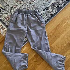 Byxor   - Båda byxor säljer jag. De använder jag aldrig. 