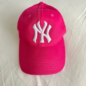 NY yankees rosa keps - Säljer NY yankees rosa keps som jag inte använder längre, man kan ändra storleken på den. 