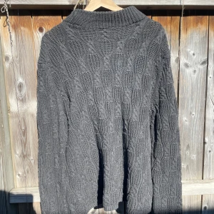 Stickad tröja - Bra skick men välanvänd  Fexibel storlek  