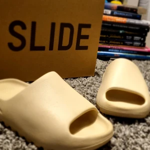 Yeezy slide Bone - Hej säljer mina Yeezy Slides i stl 42 i färgen Bone. Använt ett fåtal gånger då dom ej passa. Köpte dom på ett "drop" i augusti 2023 rakt ifrån adidas egna hemsida. Har både låda och kvitto kvar finns i östersund att hämta, kan också frakta.  /Ludvig