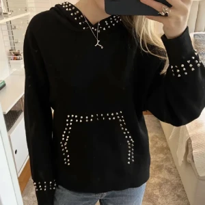 Stickad hoodie  - Supersnygg stickad hoodie med nitar, knappt använd💕