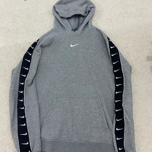 Nike tracksuit - Tjena, säljer denna limited edition tracksuit då den inte passar mig alls, skicket på hoodien är 9/10 och mjukisbyxan 8/10 Pris kan diskuteras vid snabbaffär!!!