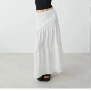 Säljer den här jättefina kjolen ifrån ginatricot då den inte passar mig💗 köpt förra året och använd en gång så nästan nyskick, skriv vid frågor💗