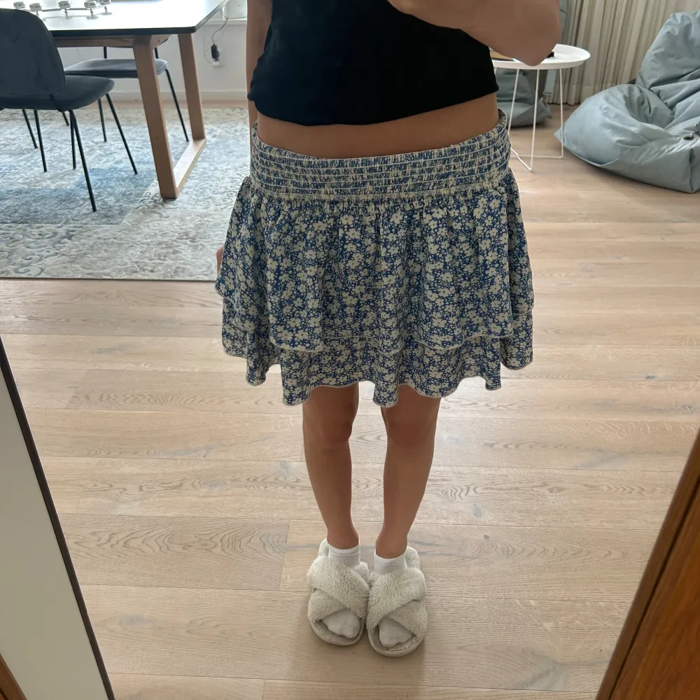Intressekoll på denna kjol, nypris 130kr💞 på första bilden är den nervikt! Storlek xs men passar även som s. Kjolar.