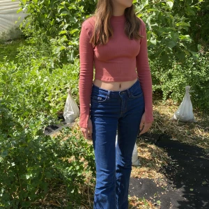 Långärmad tröja 💐 - Croppad ribbad tröja i bra skick. Armarna är öppna nertill. 