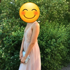 Aprikosfärgad balklänning - Använd en gång, bra skick