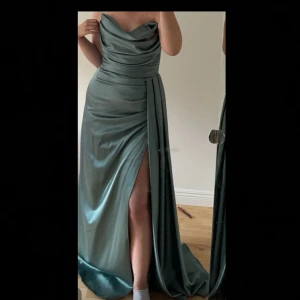 Säljer en elegant grön klänning  - Säljer en vacker grön klänning i storlek M som även passar S. Endast använd en gång, så gott som ny! Perfekt för bröllop och bal. Missa inte chansen att lägga vantarna på denna pärla! Dessutom finns den nu tillgänglig i Huddinge.Pris kan diskuteras.