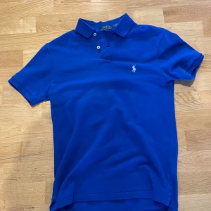 Ralph Lauren Piké  - Riktigt najs och skön Ralph Lauren piké. Snygg färg och snygg stil. Nyskick. Perfekt till sommaren.