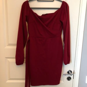 Röd festklänning - Röd festklänning med snörning i storlek M