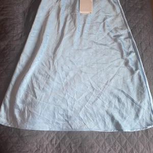 Blå satinkjol  - Blå midi satinkjol köpt från zalando men aldrig använt. 