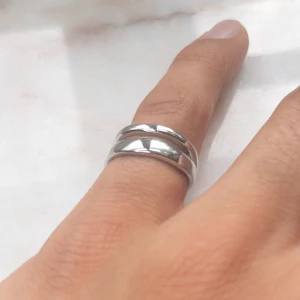 Ring - Yomie har fina kvalitativa prisvärda ringar som endast kostar 99kr 💕 Alla är vattentäta och gjorda av rostfritt stål 💛 Ringarna orsakar alltså inga utslag 💕Denna ring är justerbar & i färgen silver 💛 För fler frågor/bilder skicka ett meddelande💕