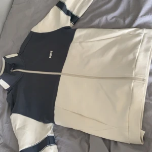 Hugo boss full zip - En HELY NY HUGO BOSS HODDIE!! Men den är för stor så jag har aldrig använt den ! Ny pris 2300kr pris kan diskuteras 