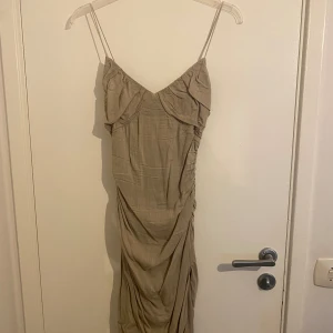 Linneklänning från Nelly  - Linneklänning från Nelly i storlek 36