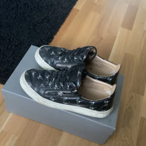 Guiseppe Zanotti Skor strl 41/42 - Säljer nu dessa tvär feta zanottis i storlek 42 men passar även lite mindre och en bit större. Nypris 7000kr. Skick 7/10 därav priset. Får komplimanger överallt. Säljer då jag tröttnat på dem o vill ändra outfiten lite. Vid fler frågor, privat! //AG