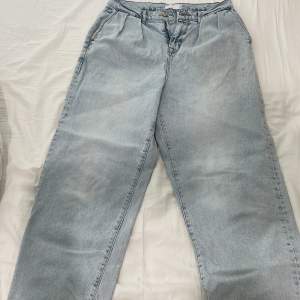 Ljusa jeans från asos 💗 bra skick och inga defekter💗Storleken är w28 l32 och midjemåttet är 39 tvärs över