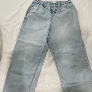 Asos baggy jeans - Ljusa jeans från asos 💗 bra skick och inga defekter💗Storleken är w28 l32 och midjemåttet är 39 tvärs över