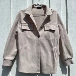 Rosa Kort Kappa  - Sötaste kappan/jackan till sommaren i rosa/beige. Säljer likadan i svart. 