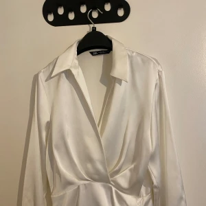 Vit kort klänning från zara - Fin långärmad klänning från zara i storlek small