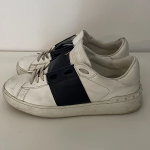 Valentino open navy blue - Valentino opens navy blue skick är 6/10 men det går att tvätta bort det smutsiga den är storlek 41 men passar också 42 