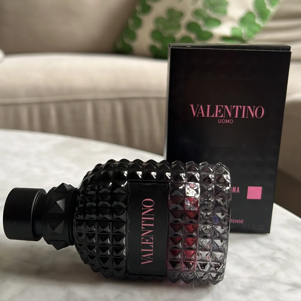 Valentino Uomo Born in Roma Intense, Eau de parfum intense, 50 ml. Knappt använd. Minst 45 ml kvar. Passade inte min son. Inköpt på Kicks för 1050 sek. . Accessoarer.