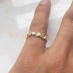 Ring från yomie ❤️💕 - Yomie har fina kvalitativa prisvärda ringar som endast kostar 99kr 💕 Alla är vattentäta och gjorda av rostfritt stål 💛 Ringarna orsakar alltså inga utslag 💕Denna ring är justerbar & i färgen guld 💛 För fler frågor/bilder skicka ett meddelande💕