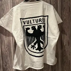Kanye West T Shirt Vultures Merch Köpt ifrån Yzy, digitalt kvitto finns Size 1 (Small) boxy fit 399kr Köparen står för eventuell frakt /KB