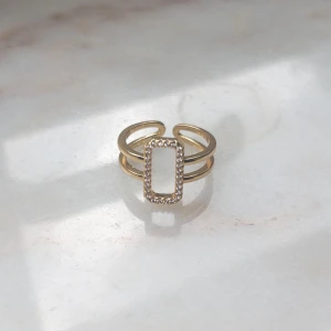 Ring från Yomie ❤️ - Yomie har fina kvalitativa prisvärda ringar som endast kostar 99kr 💕 Alla är vattentäta och gjorda av rostfritt stål 💛 Ringarna orsakar alltså inga utslag 💕Denna ring är justerbar & i färgen guld 💛 För fler frågor/bilder skicka ett meddelande💕
