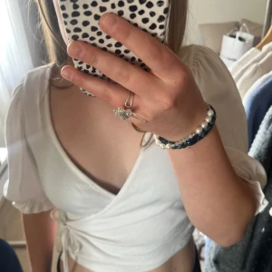 Vit blus  - En vit omlott blus från monkl. Den är i stl xs och i bra skick bara använd ett fåtal gånger. 🥰