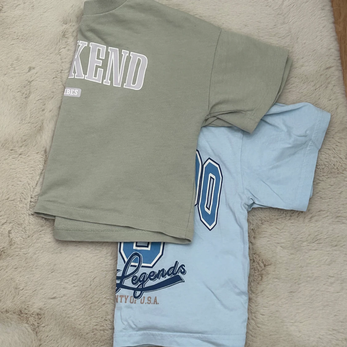 Ett kit med 2 tröjor💗