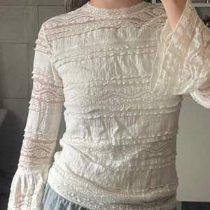 Långärmad spetsblus  - Supersöt! Säljs pga den är för liten för mig 💗