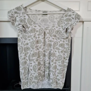 Topp paisley Me&I strl S - Strl S Söt topp från Me&I med paisleymönster. Ytludd och mörkare under armhålor. Men har mer att ge!