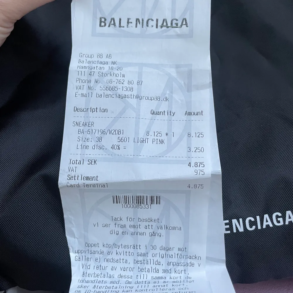Jättefina Balenciga skor köpta på NK i Stockholm. Kvittot är kvar. Unik färg och super bekväma. Endast använt 2 gånger och säljs pga ingen användning. Köpt för 4875 säljer för 3900 . Skor.