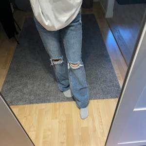 Säljer dessa lågmidjade, bootcut jeans med hål vid knäna. Skriv om du vill ha mått eller om du har frågor❤️ PRIS KAN DISKUTERAS VID SNABB AFFÄR!!