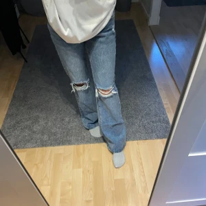Low waist ripped  - Säljer dessa lågmidjade, bootcut jeans med hål vid knäna. Skriv om du vill ha mått eller om du har frågor❤️ PRIS KAN DISKUTERAS VID SNABB AFFÄR!!