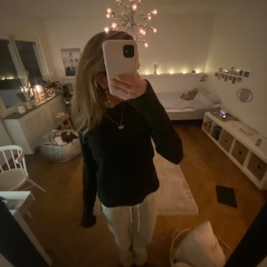 Stickad tröja - Jättefin svart stickad tröja från Vero Moda, i storlek XS/S. Säljer då den inte kommer till användning💕