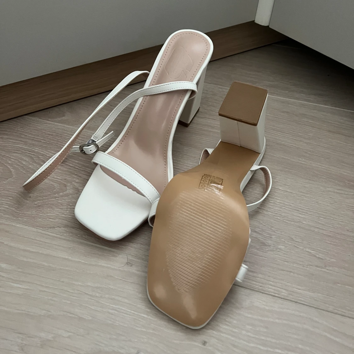 Sommarskor, klackskor, midsommarskor oanvända  - 90