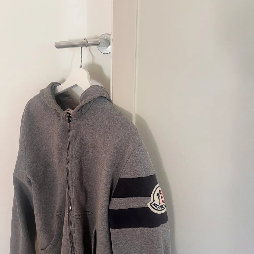 Moncler hoodie 7/10 cond sitter typ som S/M men är storlek L. Hoodies.