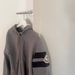 Moncler hoodie - Moncler hoodie 7/10 cond sitter typ som S/M men är storlek L